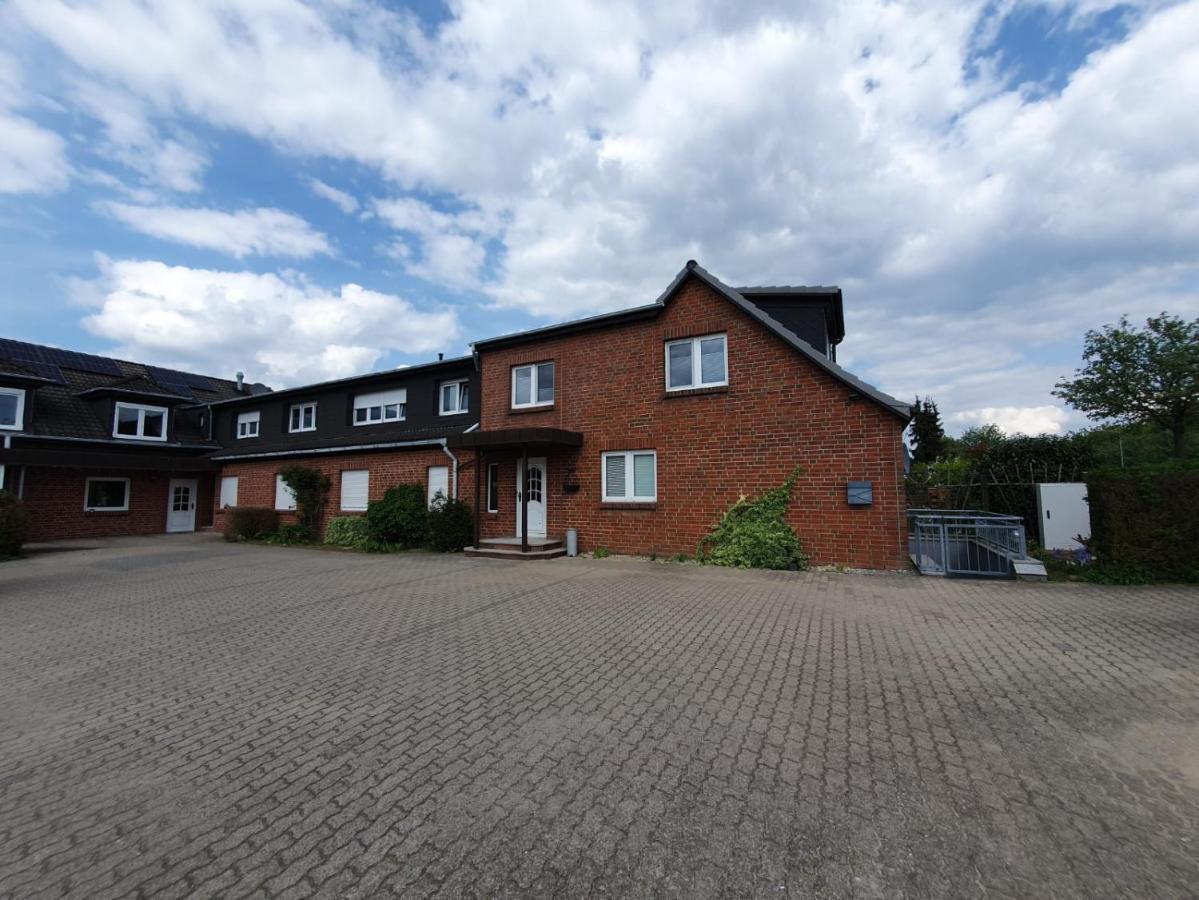 Neumuehler Hof- Ferienwohnung "Benjamin" Mit Grosser Privater Dachterasse Und Guter Anbindung In Die City Шверин Экстерьер фото