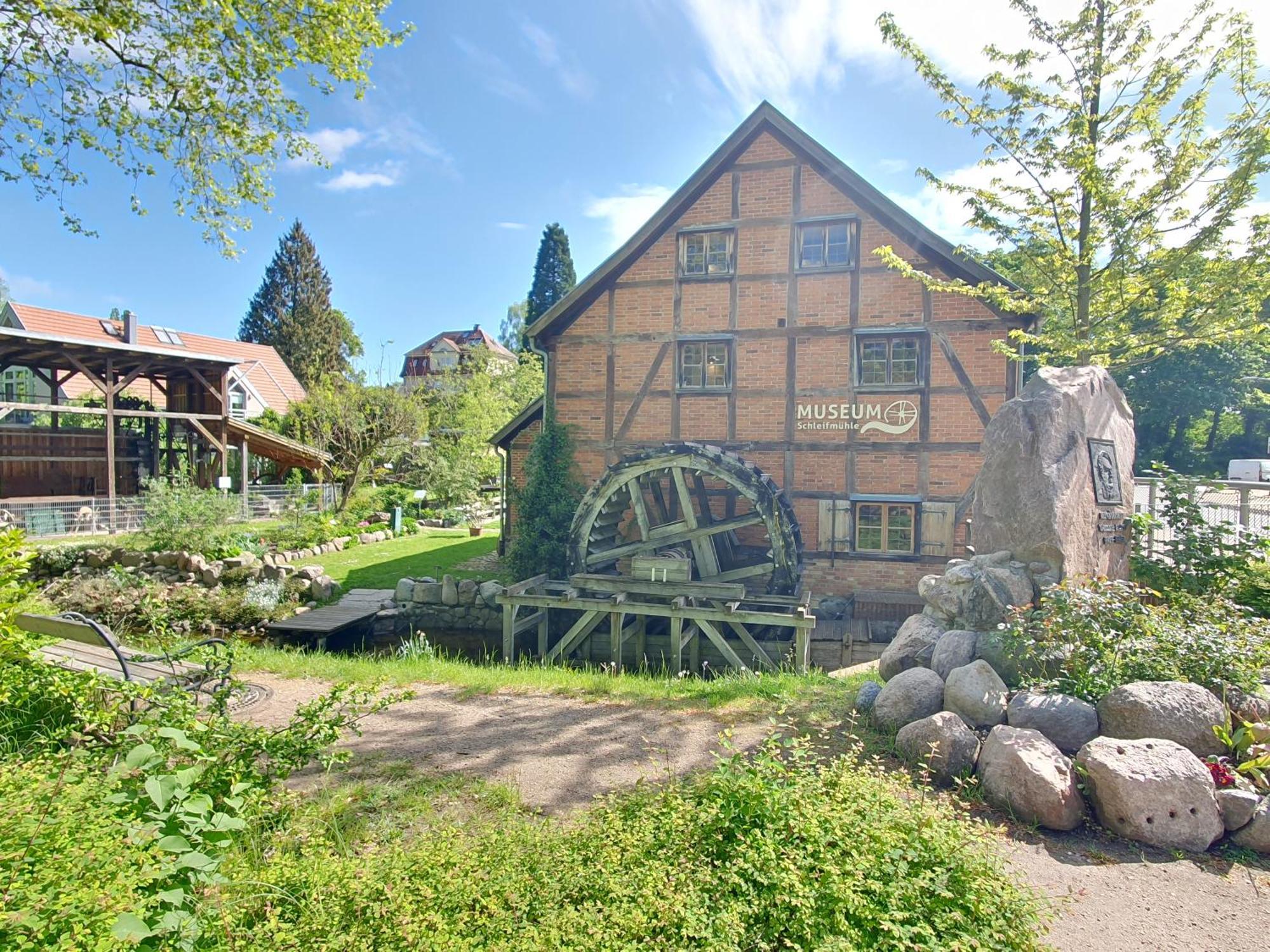 Neumuehler Hof- Ferienwohnung "Benjamin" Mit Grosser Privater Dachterasse Und Guter Anbindung In Die City Шверин Экстерьер фото